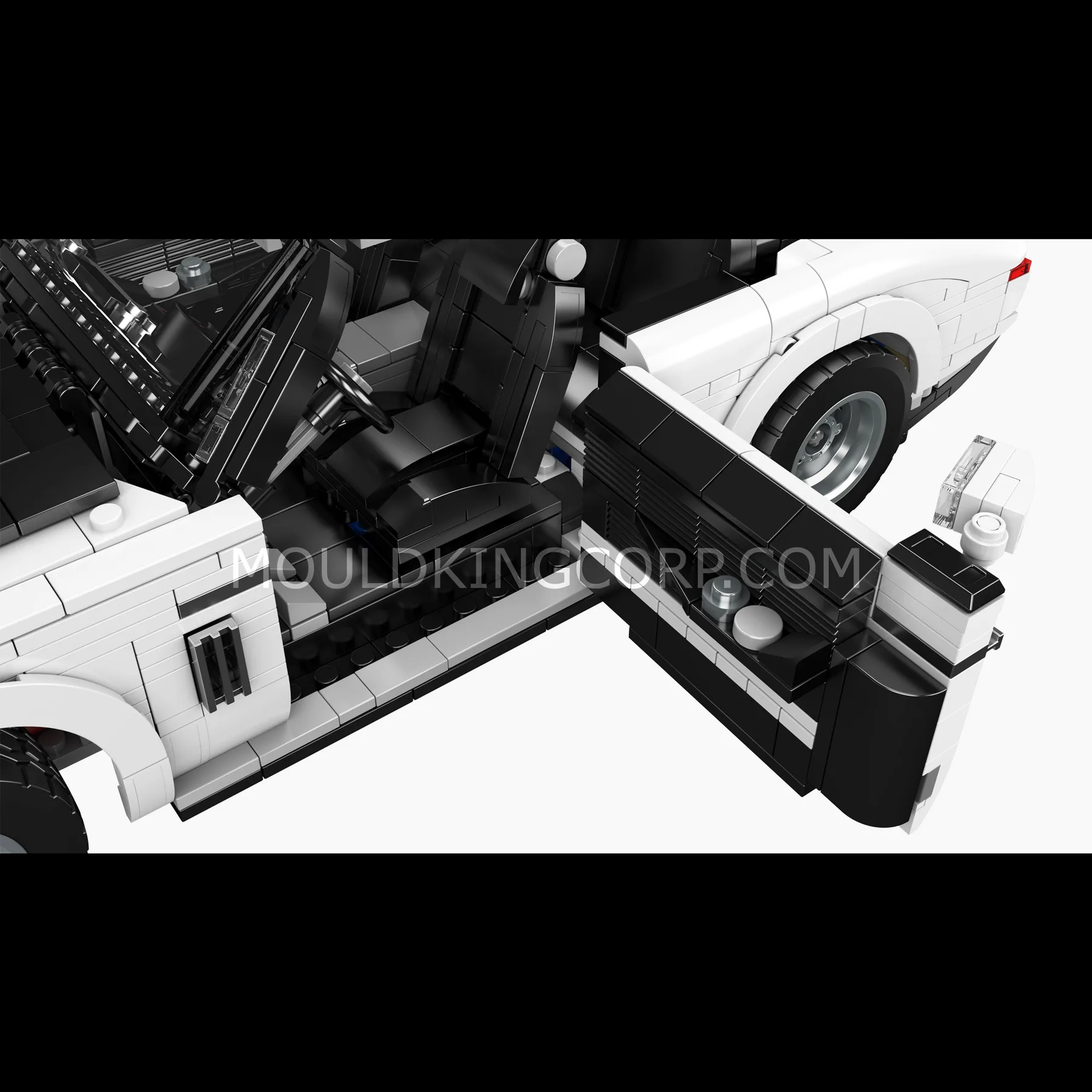 Geöffnete Tür des Mould King 10031 Wraith Luxury British Droptop mit sichtbarem Innenraum und Armatur aus Klemmbausteinen.