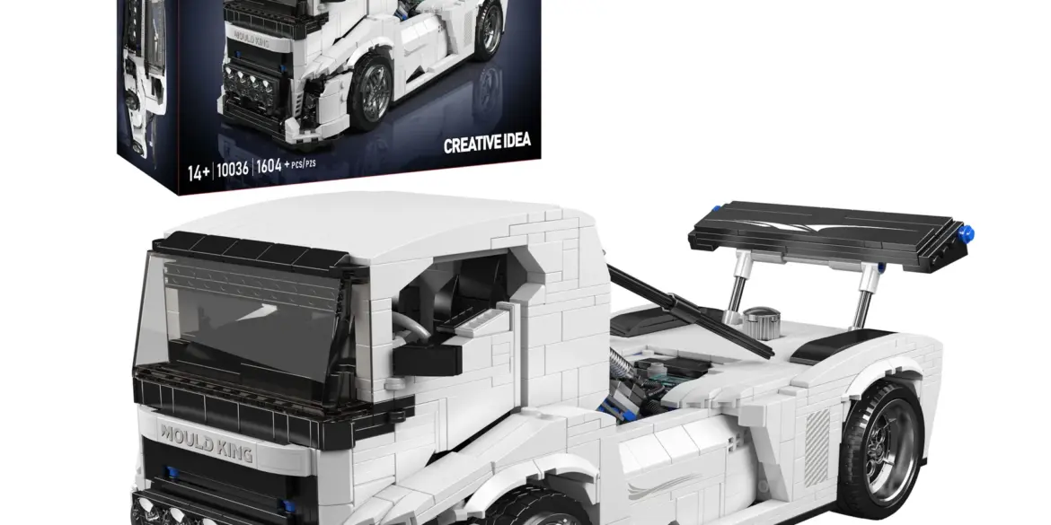 Mould King 10036 Racing Truck Modell mit sichtbarer Motorhaube, Spoiler und Originalverpackung
