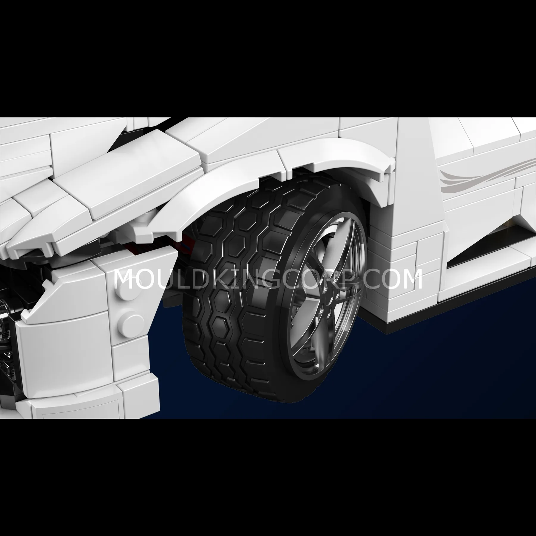 Detailaufnahme des Reifens und Radkastens des Mould King 10036 Racing Truck Modellbausatzes aus Klemmbausteinen