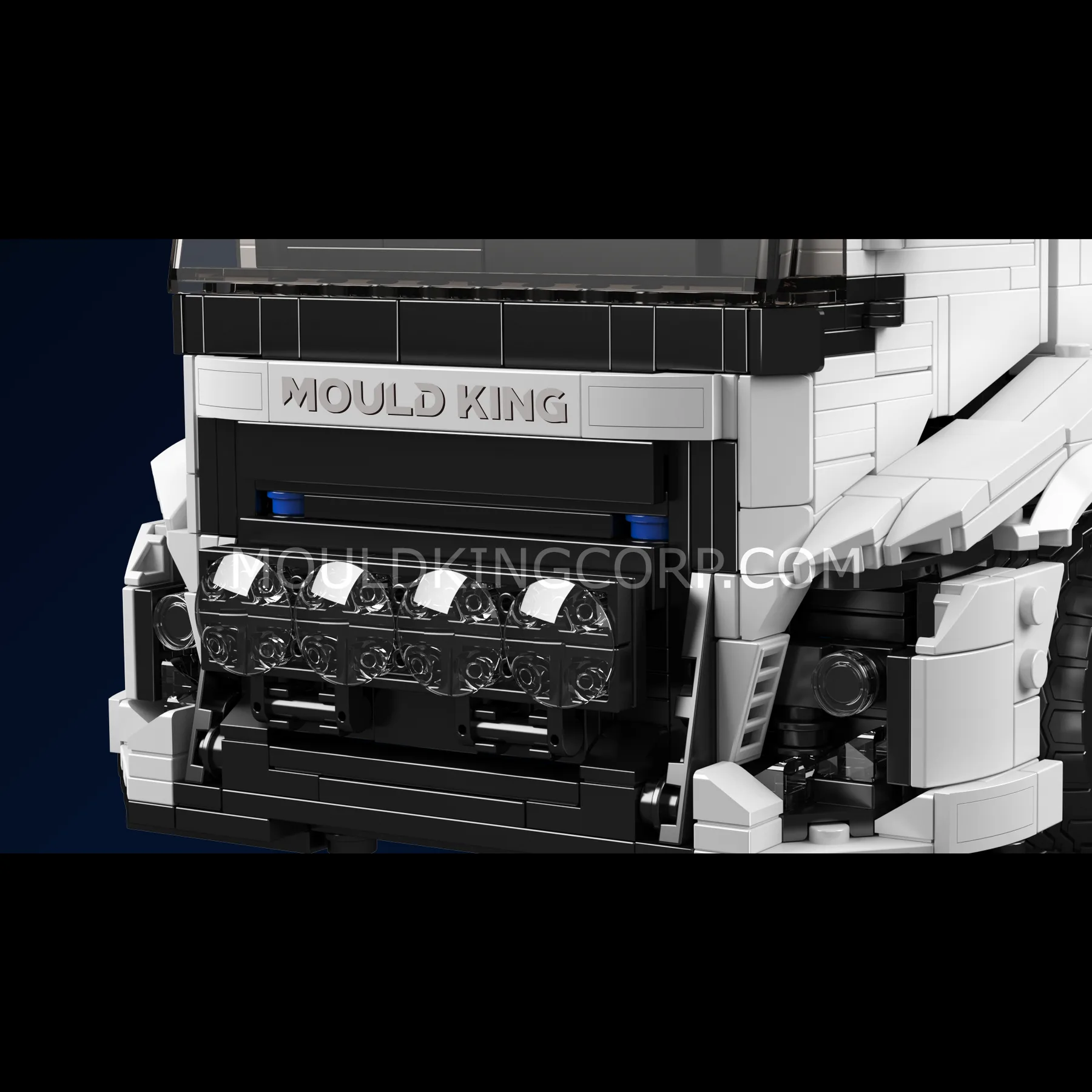 Front des Mould King 10036 Racing Truck Modellbausatzes mit markantem Kühlergrill und Beleuchtungselementen aus Klemmbausteinen.