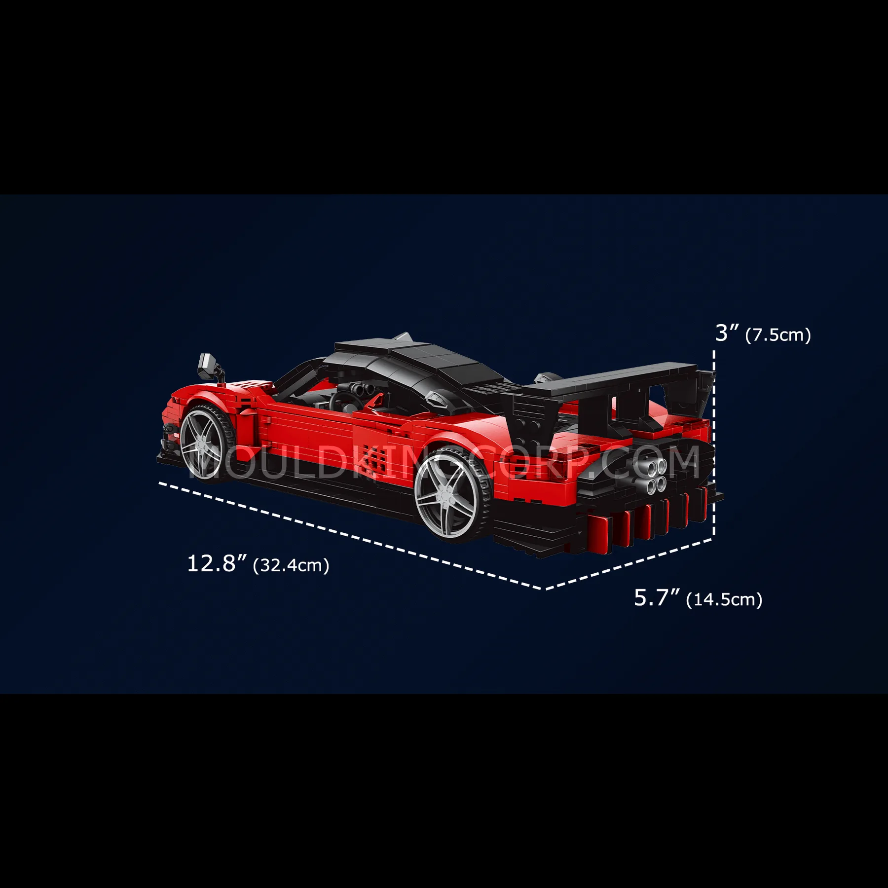 Klemmbausteinmodell des Mould King 10041 Zonda R mit Abmessungen 32,4 x 14,5 x 7,5 cm vor dunklem Hintergrund
