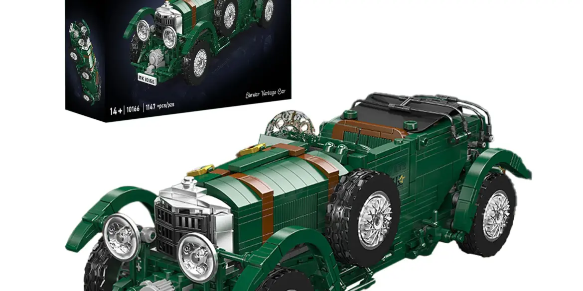 Aufgebautes Mould King 10166 Classic Blower Klemmbaustein-Automodell in British Racing Green mit Produktverpackung.
