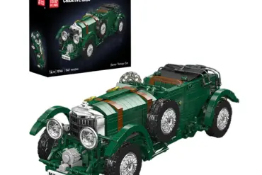 Aufgebautes Mould King 10166 Classic Blower Klemmbaustein-Automodell in British Racing Green mit Produktverpackung.