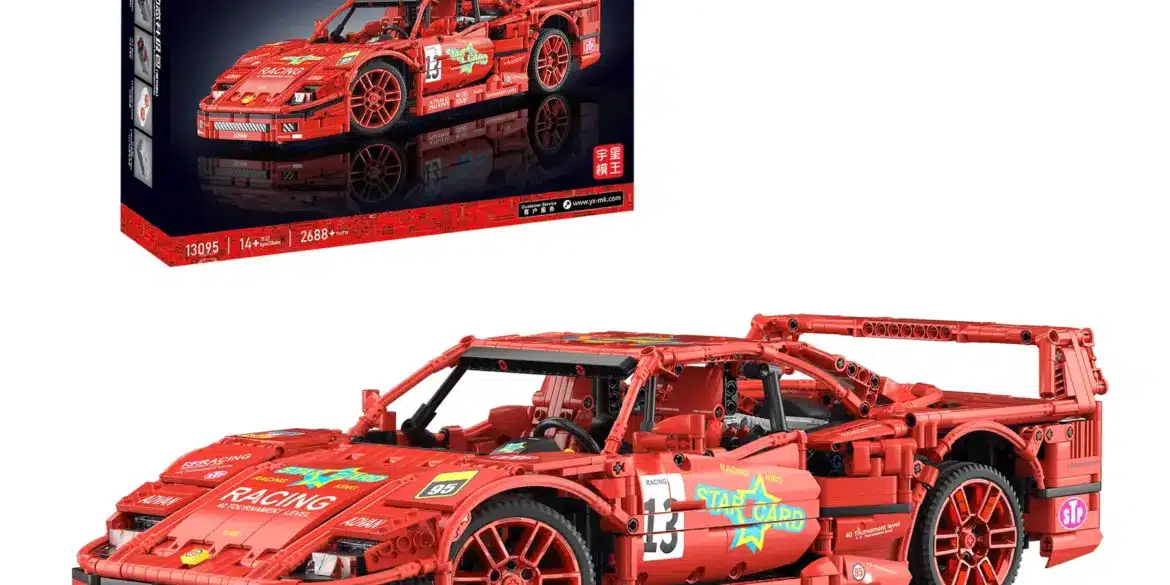 Mould King 13095 Ferrari F40 Klemmbaustein-Set und fertig gebautes Modell im Maßstab 1:10 vor Originalverpackung