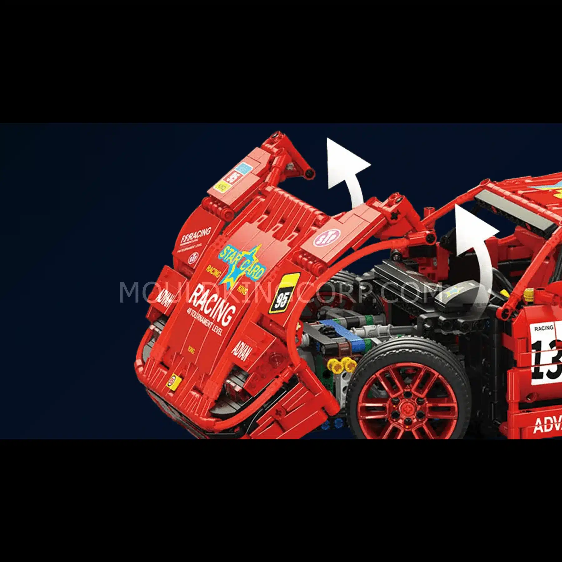 Nahaufnahme der geöffneten Fronthaube des Mould King 13095 Ferrari F40 Klemmbaustein-Sets, teilweise sichtbarer Motorraum und Technik