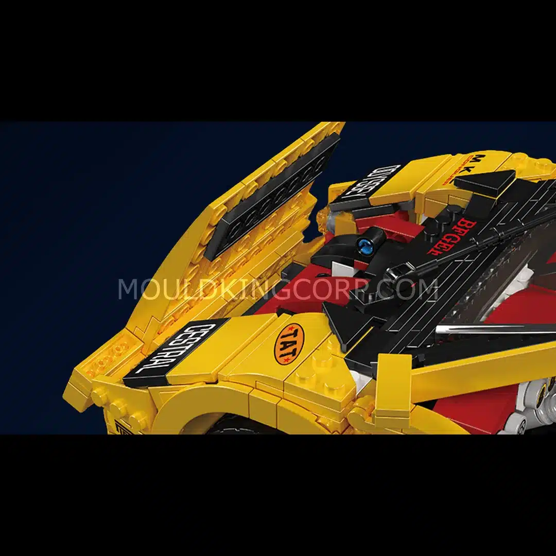 Gelbes Klemmbaustein-Modellauto Mould King 13194 mit geöffneten Scherentüren und Blick ins Cockpit, Nahaufnahme.