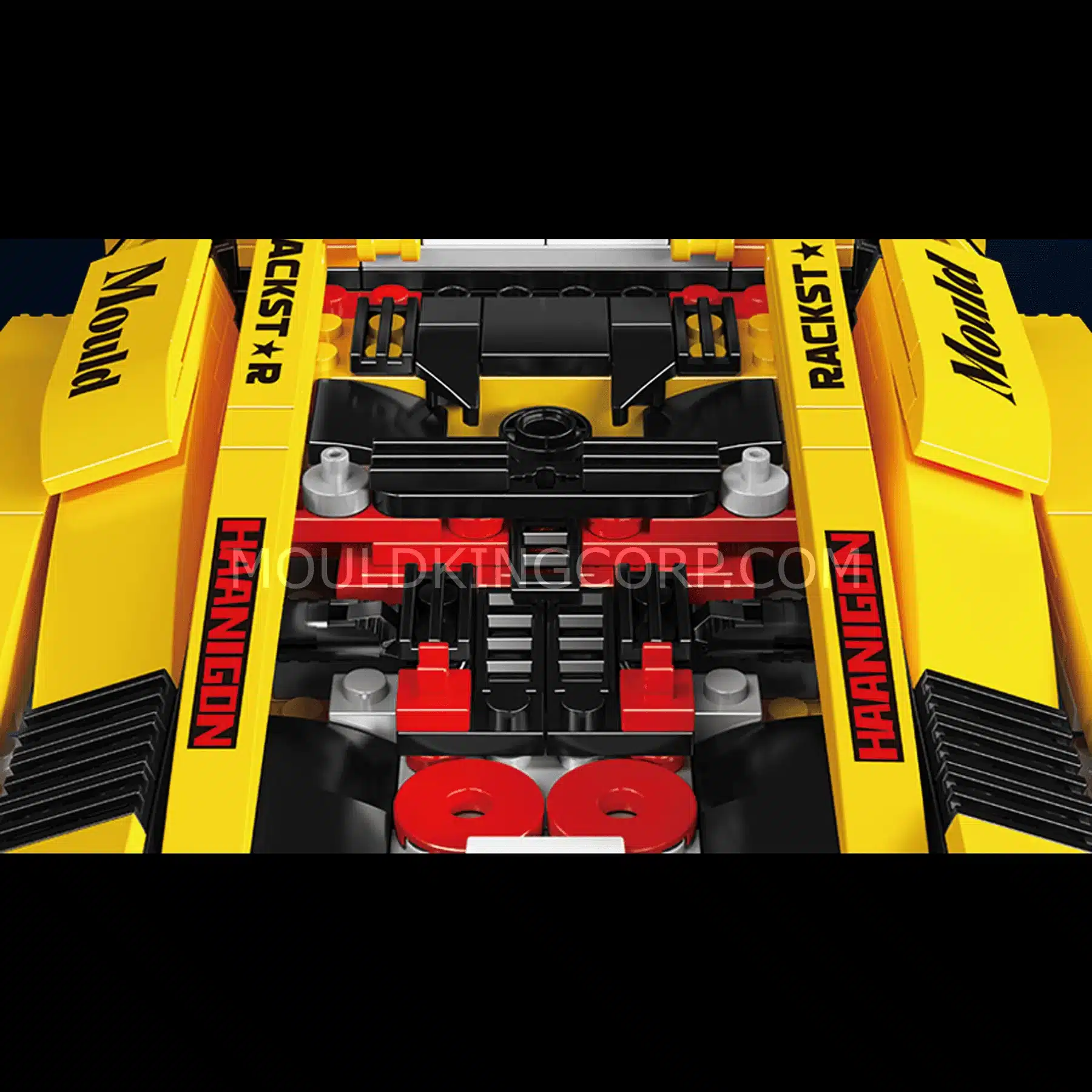 Motorbereich des Mould King 13194 Klemmbausteinmodells in Gelb, Nahaufnahme der Motornachbildung