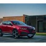 Neuer Alfa Romeo Tonale in roter Lackierung vor einem Gebäude, Frontansicht des kompakten SUV