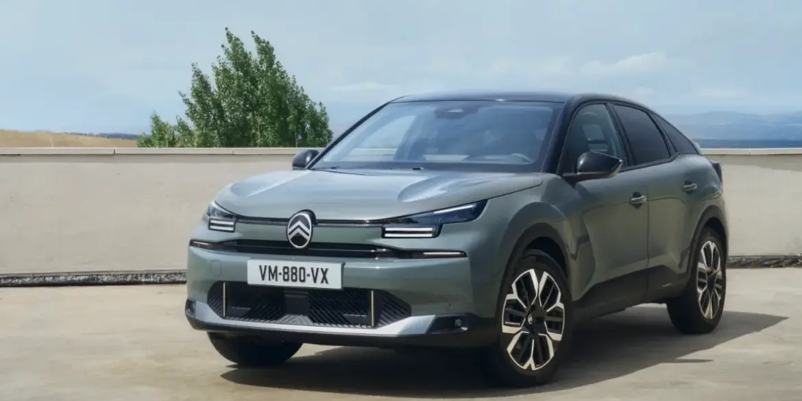 Citroën C4 X 2024 in Manhattan Green, Frontansicht mit neuen LED-Scheinwerfern und aktualisiertem Doppelwinkel-Logo.