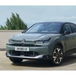 Citroën C4 X 2024 in Manhattan Green, Frontansicht mit neuen LED-Scheinwerfern und aktualisiertem Doppelwinkel-Logo.