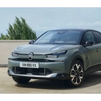 Citroën C4 X 2024 in Manhattan Green, Frontansicht mit neuen LED-Scheinwerfern und aktualisiertem Doppelwinkel-Logo.