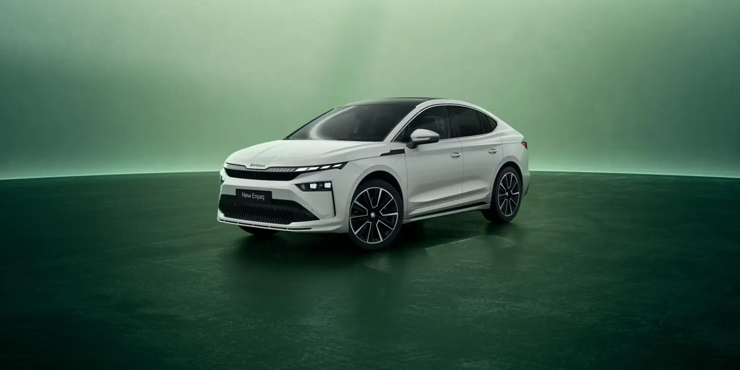 Seitenansicht des neuen weißen Škoda Enyaq Coupé in modernem Studio-Setting