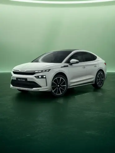 Seitenansicht des neuen weißen Škoda Enyaq Coupé in modernem Studio-Setting