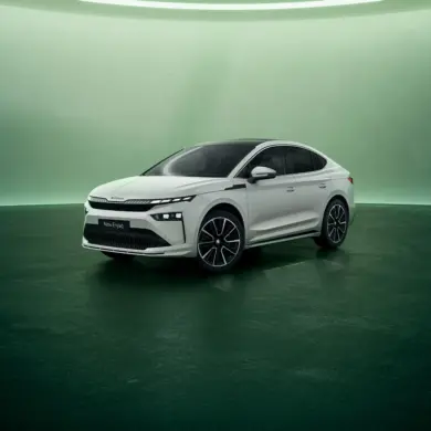 Seitenansicht des neuen weißen Škoda Enyaq Coupé in modernem Studio-Setting