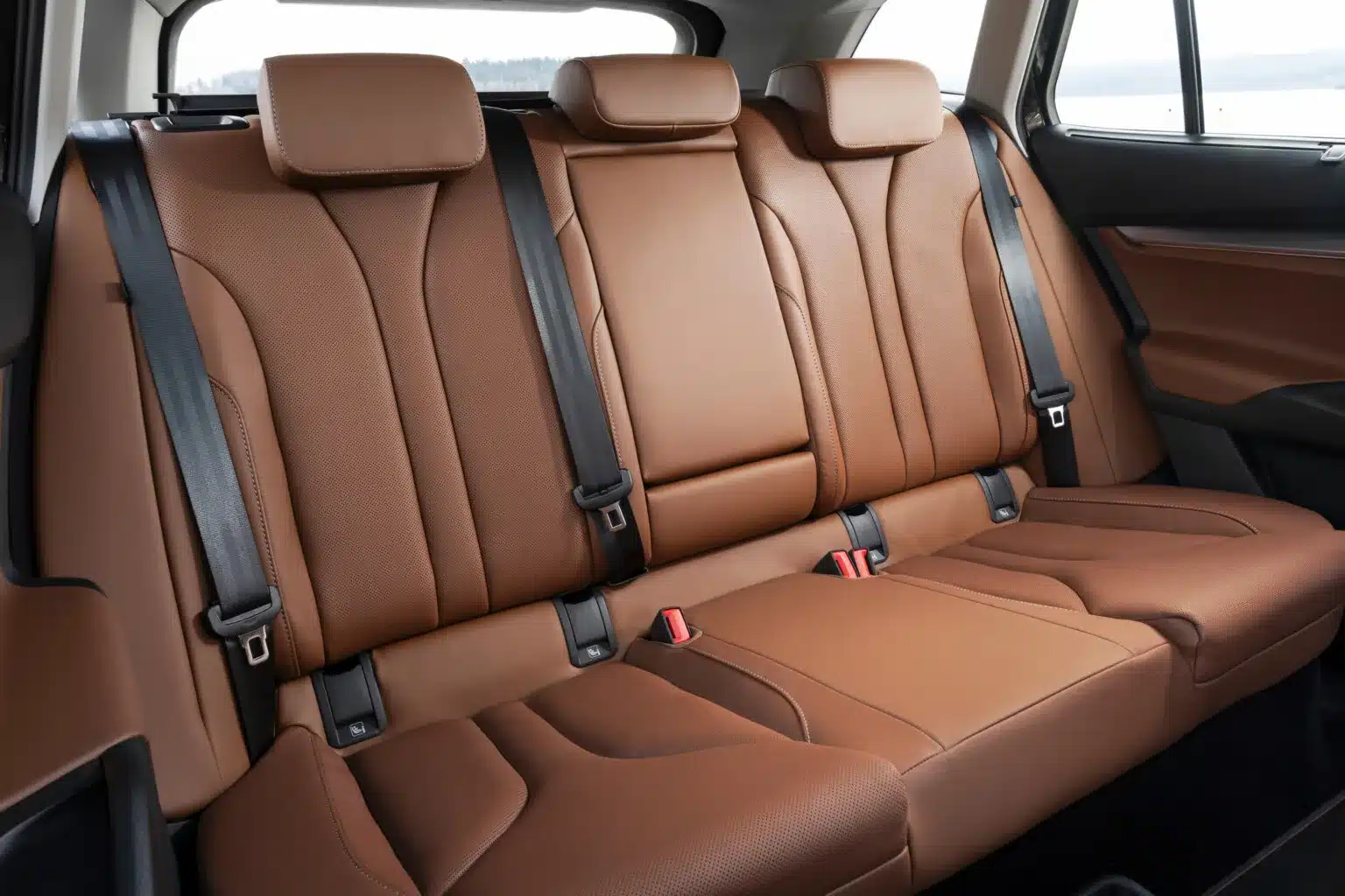 Rücksitzbank mit braunen Ledersitzen im Škoda Enyaq