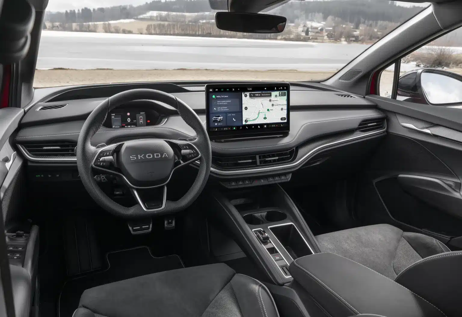 Innenraum und Cockpit des Škoda Enyaq mit Lenkrad, großem Touchscreen und moderner Ausstattung.