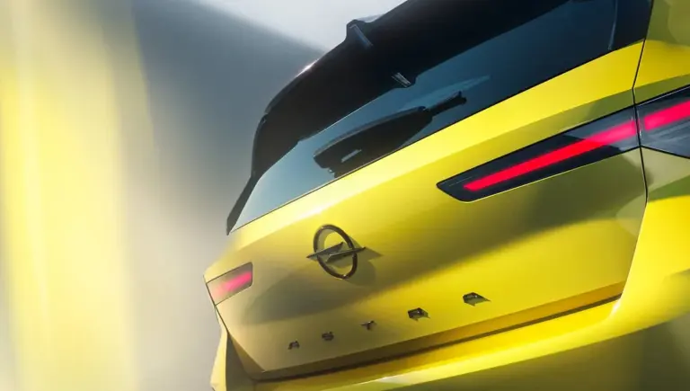 Nahaufnahme der Heckpartie eines gelben Opel Astra mit LED-Rückleuchten und Opel-Logo.