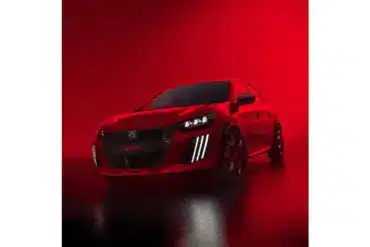 Peugeot E-208 GTi in rot mit sportlicher Front und markanter GTi-Optik