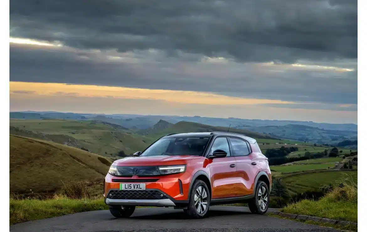 Vauxhall Frontera in Orange vor hügeliger Landschaft bei bewölktem Himmel