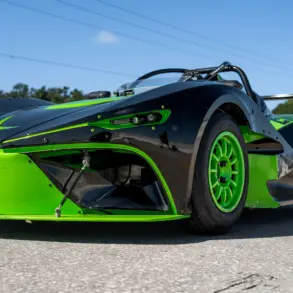 Newstar BG „The Crusher“ in Schwarz mit neon-grünen Akzenten, Frontansicht auf Asphaltstrecke, sportliches Einzelstück mit Flügel und grünen Felgen.