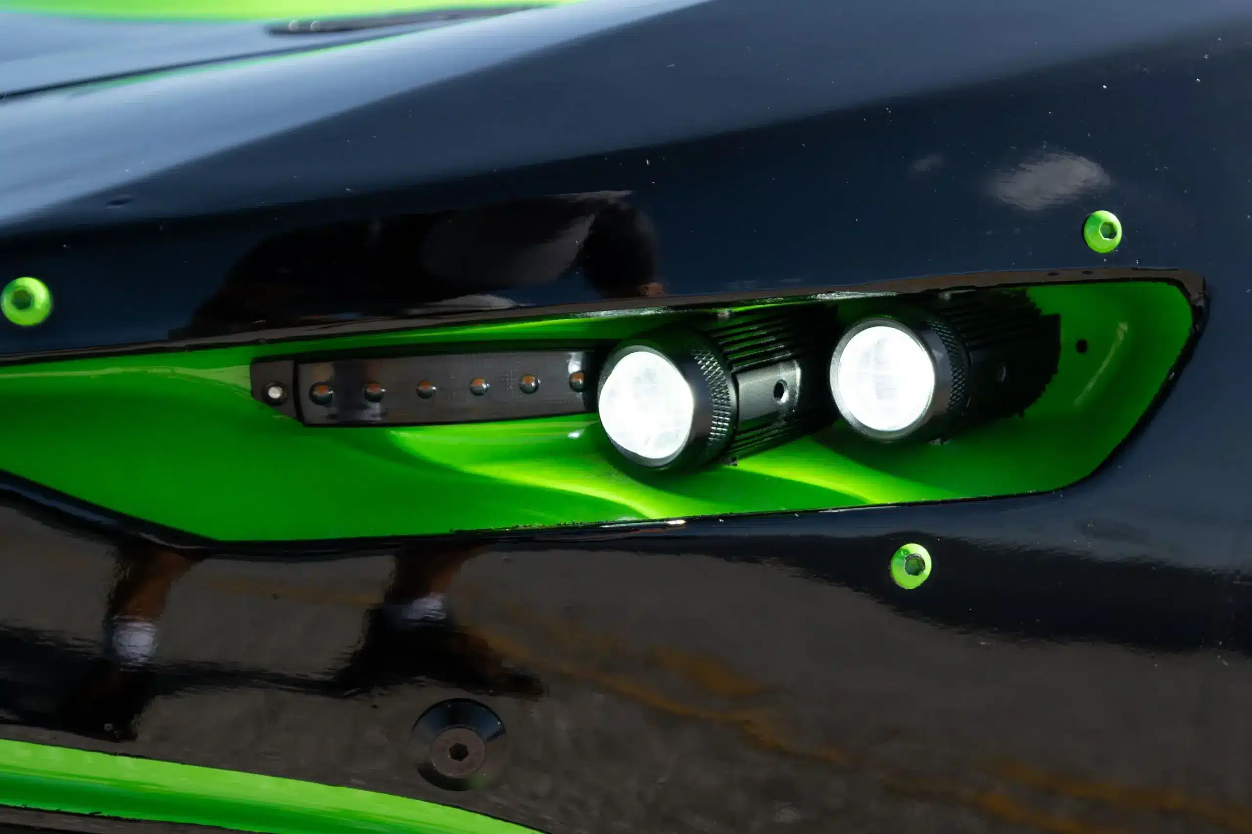 Nahaufnahme der LED-Scheinwerfer und Blinkerleiste im schwarz-grünen Kotflügel eines Newstar BG 'The Crusher'