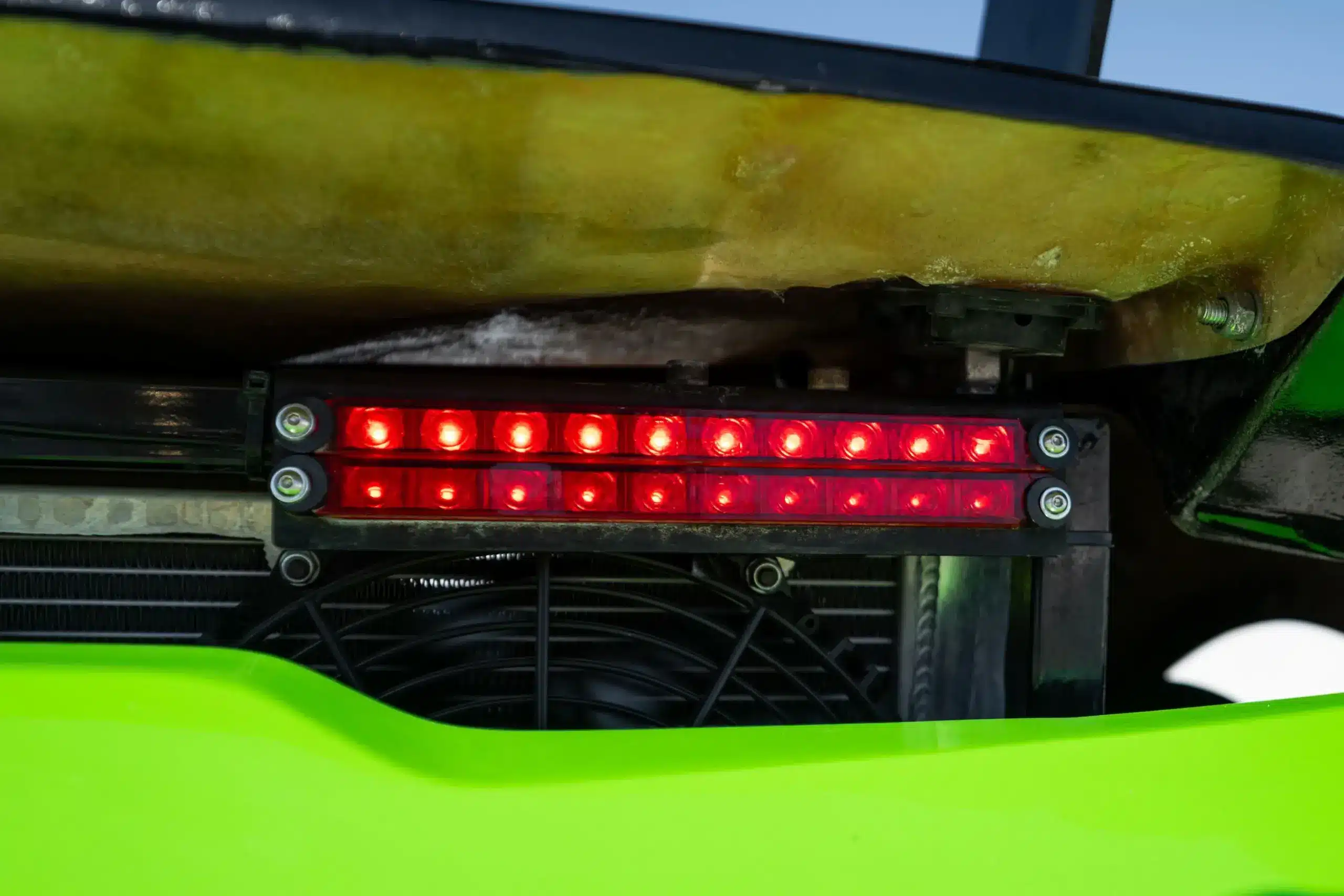 LED-Heckleuchte und Lüfter unter der grünen Karosserie des Newstar BG „The Crusher“ aus der Nähe fotografiert