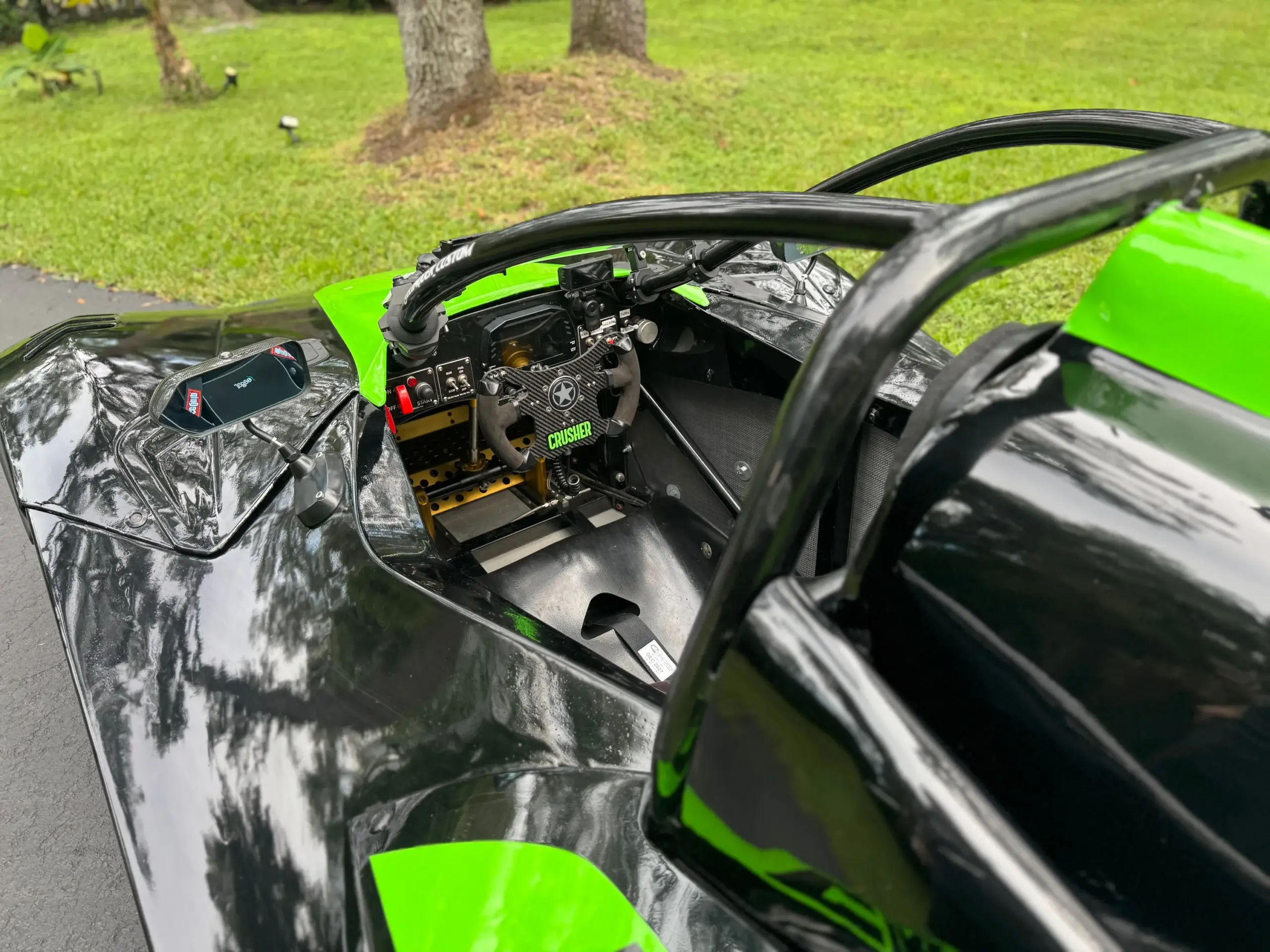 Cockpitansicht des Newstar BG „The Crusher“ mit Rennsitz, Carbon-Lenkrad und digitaler Instrumentierung