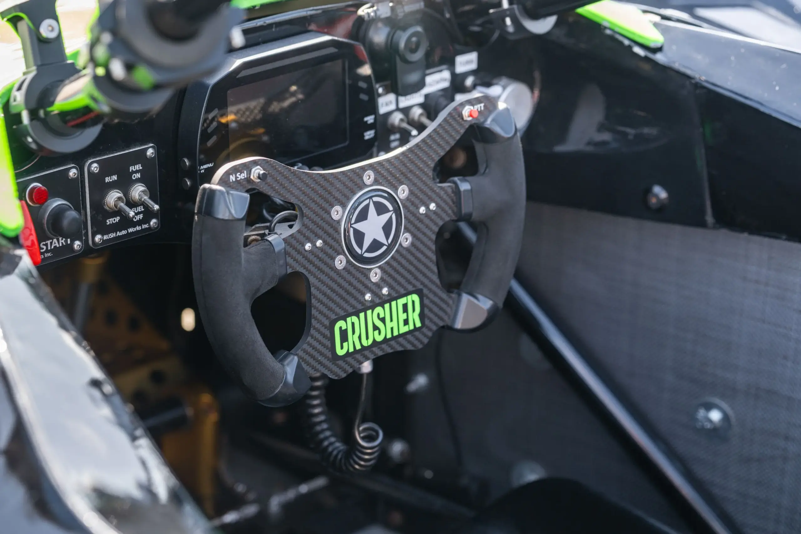 Carbonlenkrad, Anzeigen und Cockpit des Newstar BG 'The Crusher', ein Einzelstück mit Renntechnik.