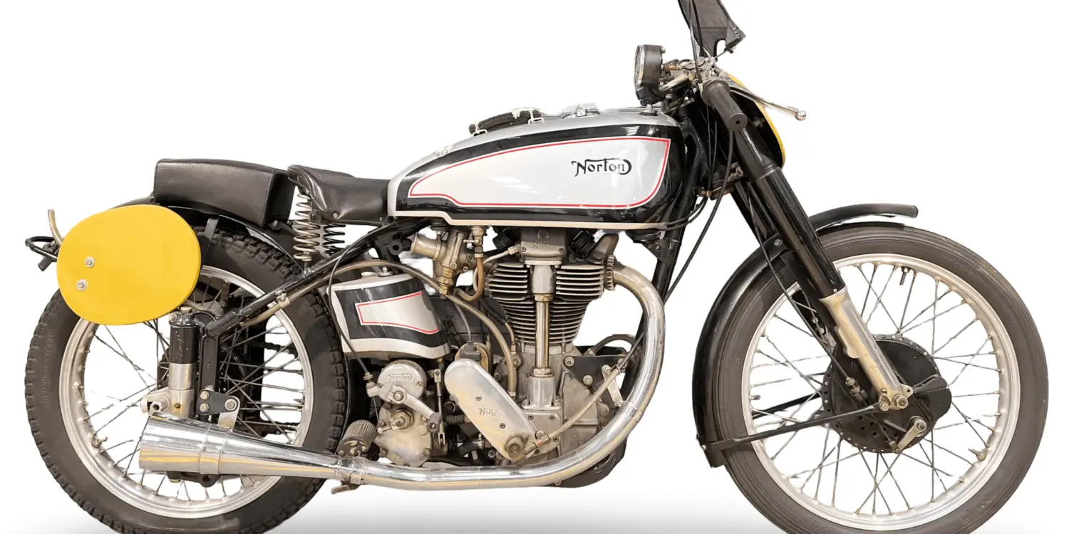 Historische Norton Manx 490 ccm, Rennmotorrad, Seitenansicht, klassische Lackierung, Featherbed-Rahmen, Speichenräder, 1950er Jahre.