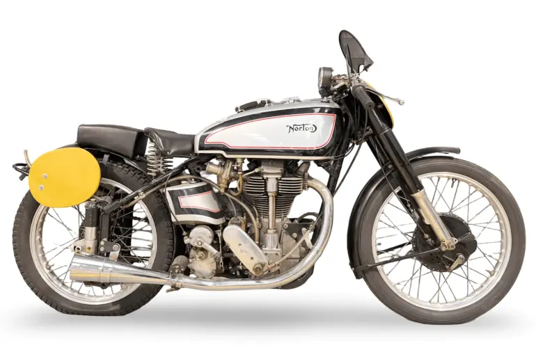 Historische Norton Manx 490 ccm, Rennmotorrad, Seitenansicht, klassische Lackierung, Featherbed-Rahmen, Speichenräder, 1950er Jahre.
