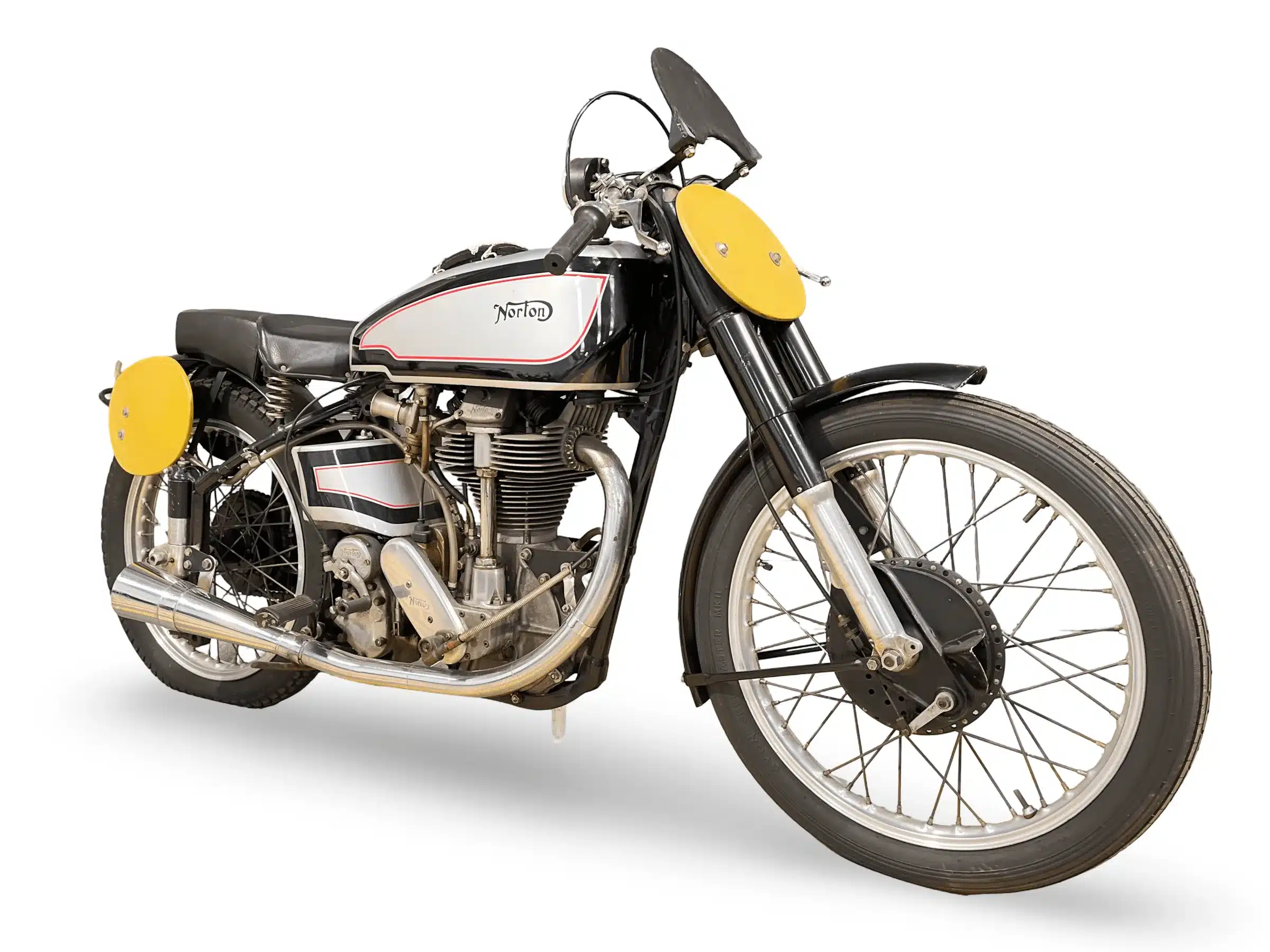 Seitenansicht einer Norton Manx 490 ccm, eines klassischen britischen Rennmotorrads der Nachkriegszeit mit gelben Startnummerntafeln.