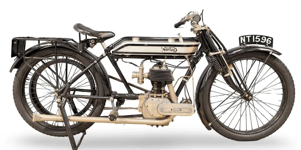 Norton Model 9 Motorrad von 1922 in Seitenansicht, schwarzer Rahmen, Einzylindermotor, originalgetreuer Zustand.