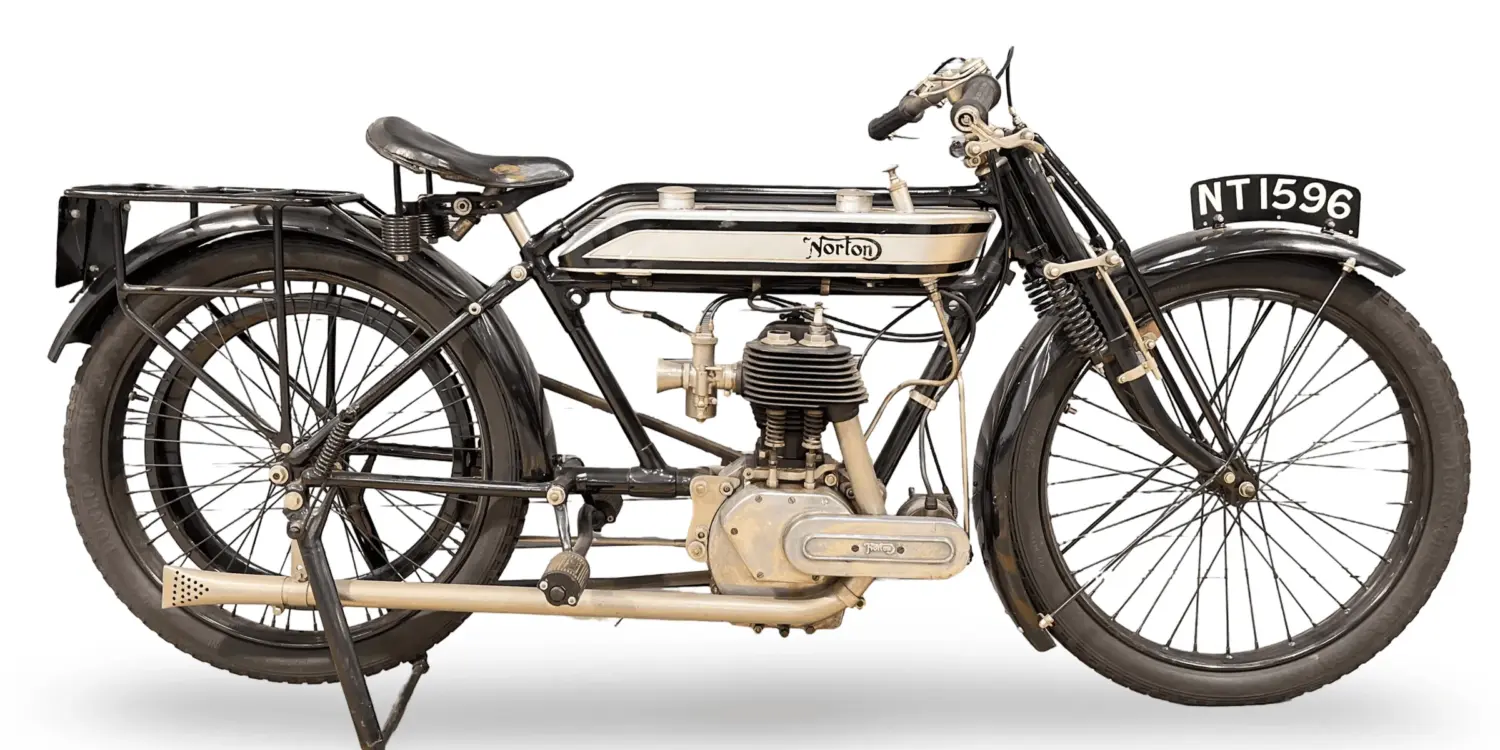 Norton Model 9 Motorrad von 1922 in Seitenansicht, schwarzer Rahmen, Einzylindermotor, originalgetreuer Zustand.