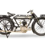 Norton Model 9 Motorrad von 1922 in Seitenansicht, schwarzer Rahmen, Einzylindermotor, originalgetreuer Zustand.