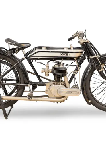 Norton Model 9 Motorrad von 1922 in Seitenansicht, schwarzer Rahmen, Einzylindermotor, originalgetreuer Zustand.