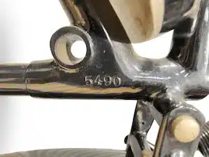 Detailfoto mit Rahmennummer 5490 am Rahmen eines Norton Model 9 Motorrads aus den 1920er-Jahren