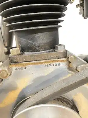 Detailansicht des Motors einer historischen Norton Model 9 mit eingeprägten technischen Daten.