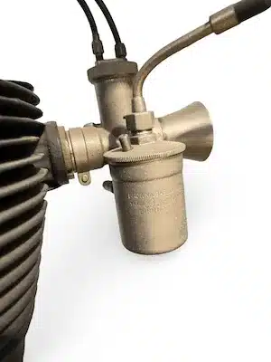 Vergaser und Zylinder eines Norton Model 9 Motorrads mit sichtbaren Kühlrippen und Metalloberflächen.