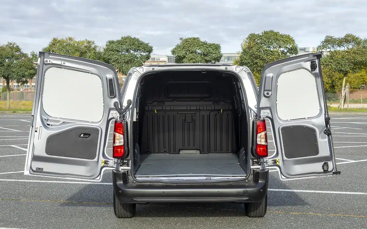 Offener Laderaum eines Opel Combo Electric mit bott-Fahrzeugeinrichtung, Türen weit geöffnet, Boden und Seitenverkleidung sichtbar.