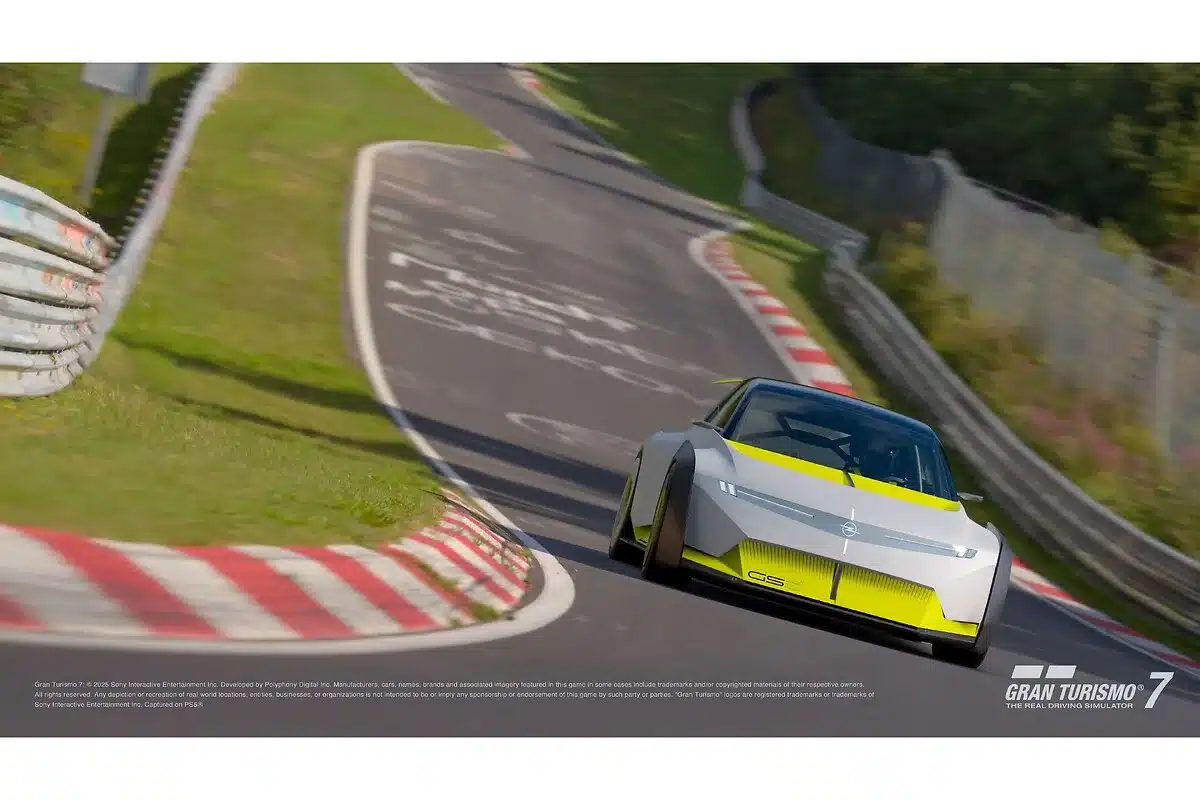 Opel Corsa GSE Vision Gran Turismo fährt auf der Nürburgring-Rennstrecke im Videospiel Gran Turismo 7.