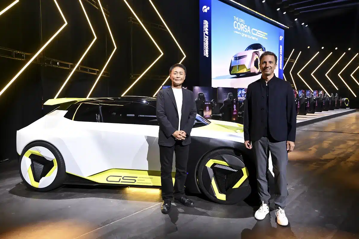 Opel Corsa GSE Vision Gran Turismo als Showcar mit zwei Personen bei der Premiere.