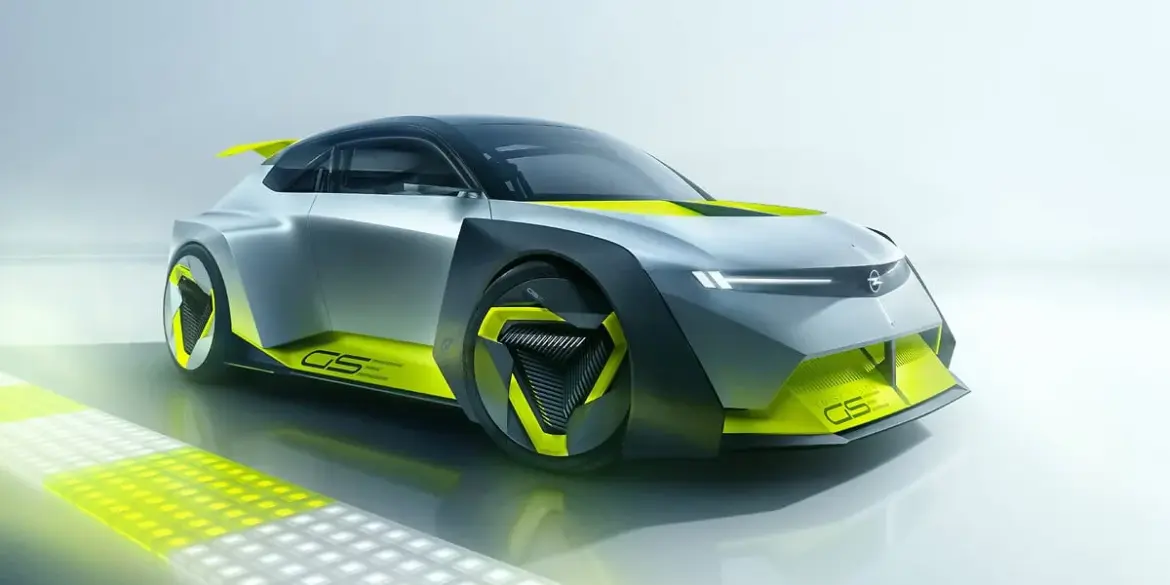 Seitenansicht des Opel Corsa GSE Vision Gran Turismo Konzeptfahrzeugs mit futuristischem, aerodynamischem Design und markanter gelber Akzentuierung.
