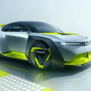 Seitenansicht des Opel Corsa GSE Vision Gran Turismo Konzeptfahrzeugs mit futuristischem, aerodynamischem Design und markanter gelber Akzentuierung.
