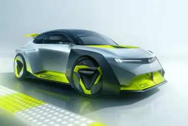 Seitenansicht des Opel Corsa GSE Vision Gran Turismo Konzeptfahrzeugs mit futuristischem, aerodynamischem Design und markanter gelber Akzentuierung.