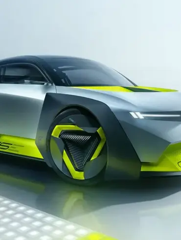 Seitenansicht des Opel Corsa GSE Vision Gran Turismo Konzeptfahrzeugs mit futuristischem, aerodynamischem Design und markanter gelber Akzentuierung.