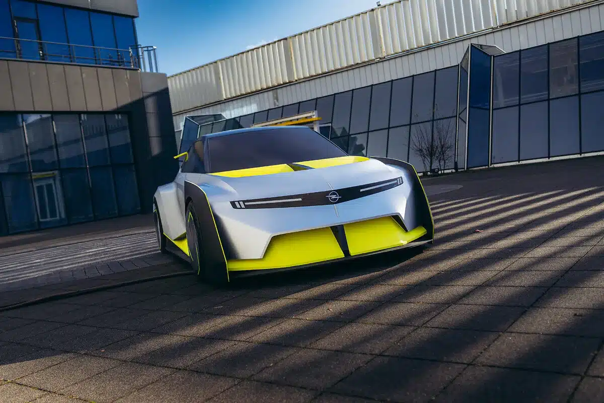 Frontansicht des Opel Corsa GSE Vision Gran Turismo vor einem Gebäude mit Glasfassade