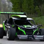 Der Stryker Rogue Maverick mit auffälliger Aerodynamik und großem Heckflügel auf einer Straße im Grünen.