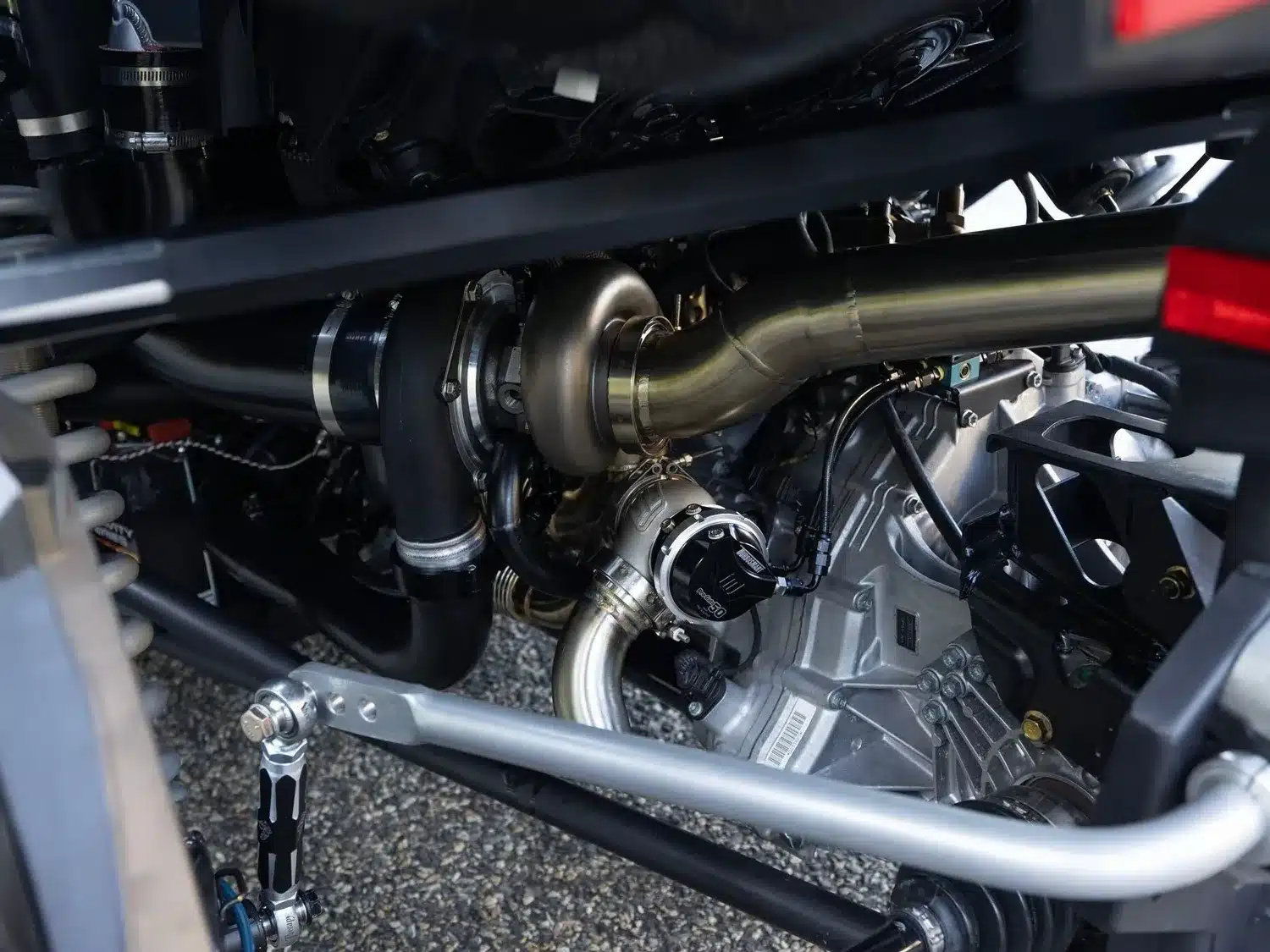 Nahaufnahme des Motors und der Aufhängungstechnik im Stryker Rogue Maverick Performance-Fahrzeug