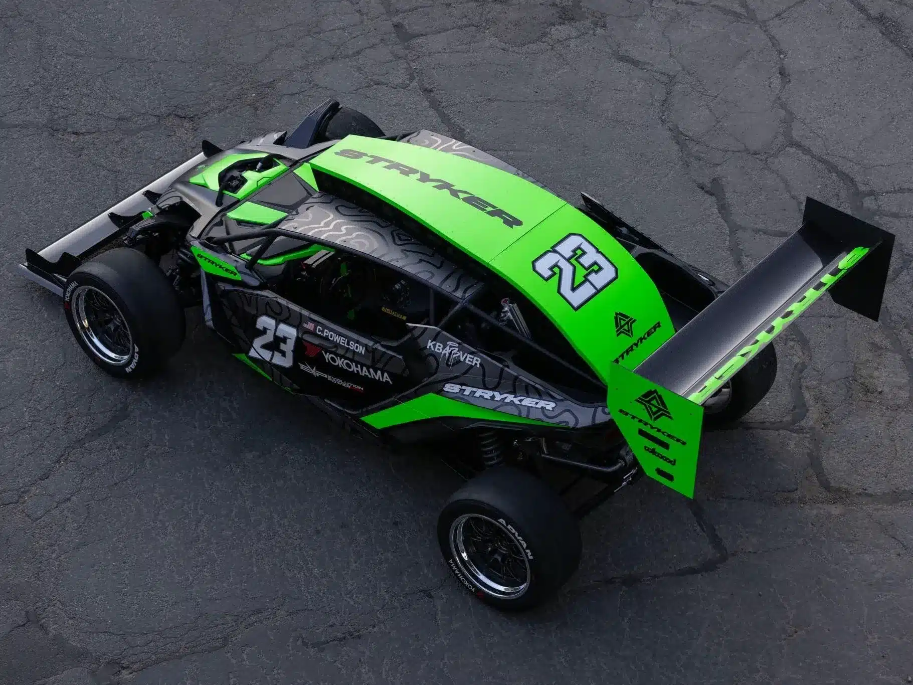 Rennfertiger Stryker Rogue Maverick mit auffälligem Heckflügel und sportlicher Lackierung auf Asphaltfläche