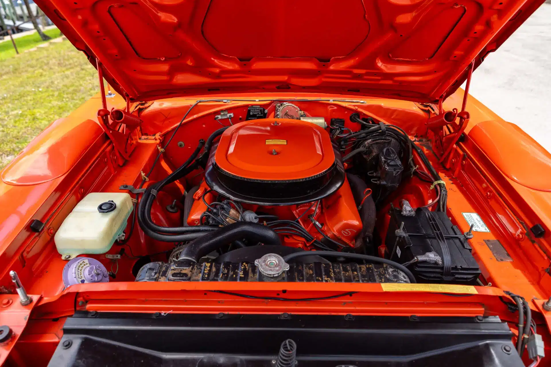 Motorraum eines 1970 Plymouth Superbird mit geöffnetem orangefarbenen V8-Motor